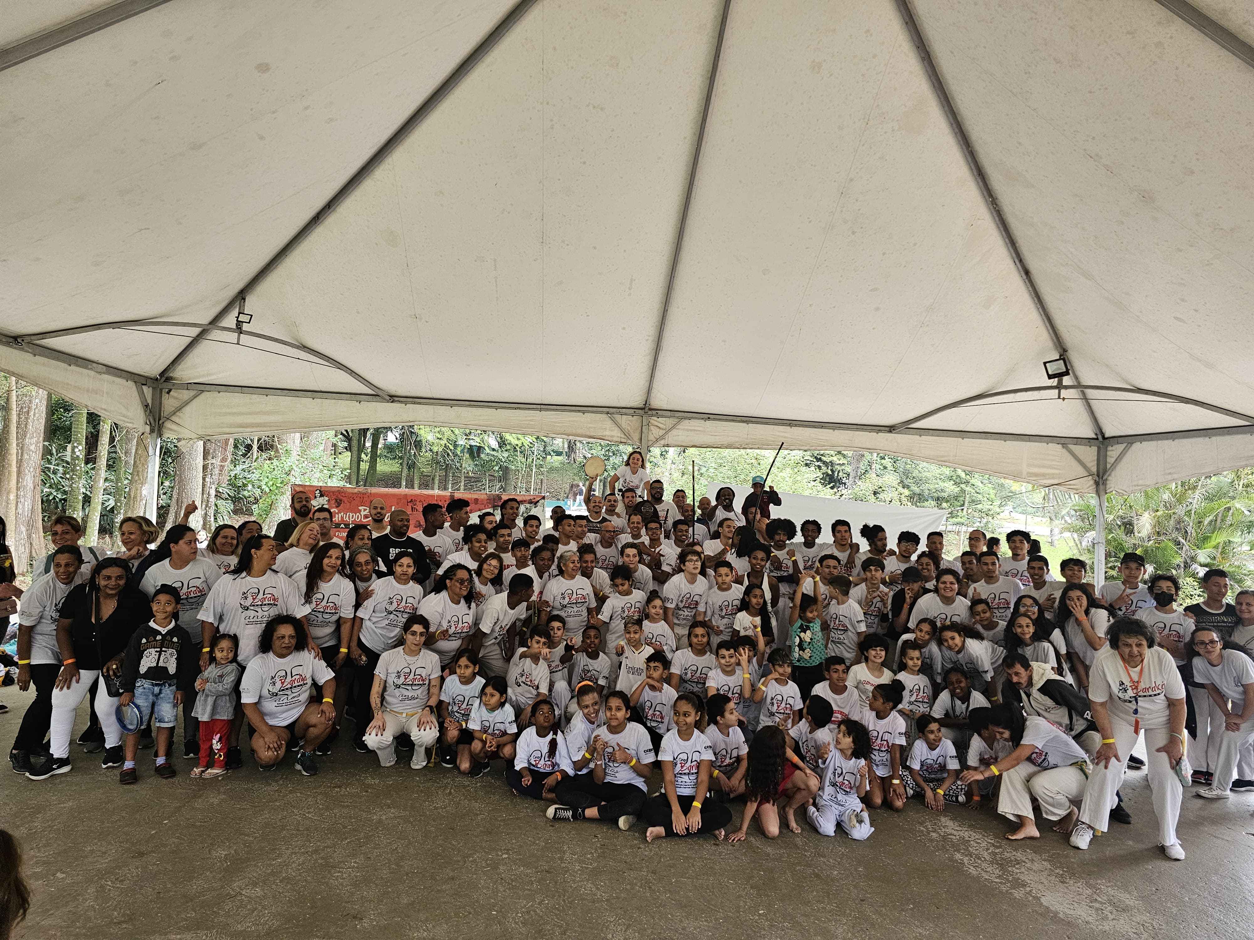 Comunidade do Grupo Baraká Capoeira reunida em evento